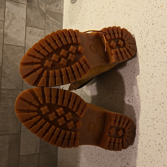 Men's Timberland Classic 6" Premium Waterproof Boots - Picture 2 of 3